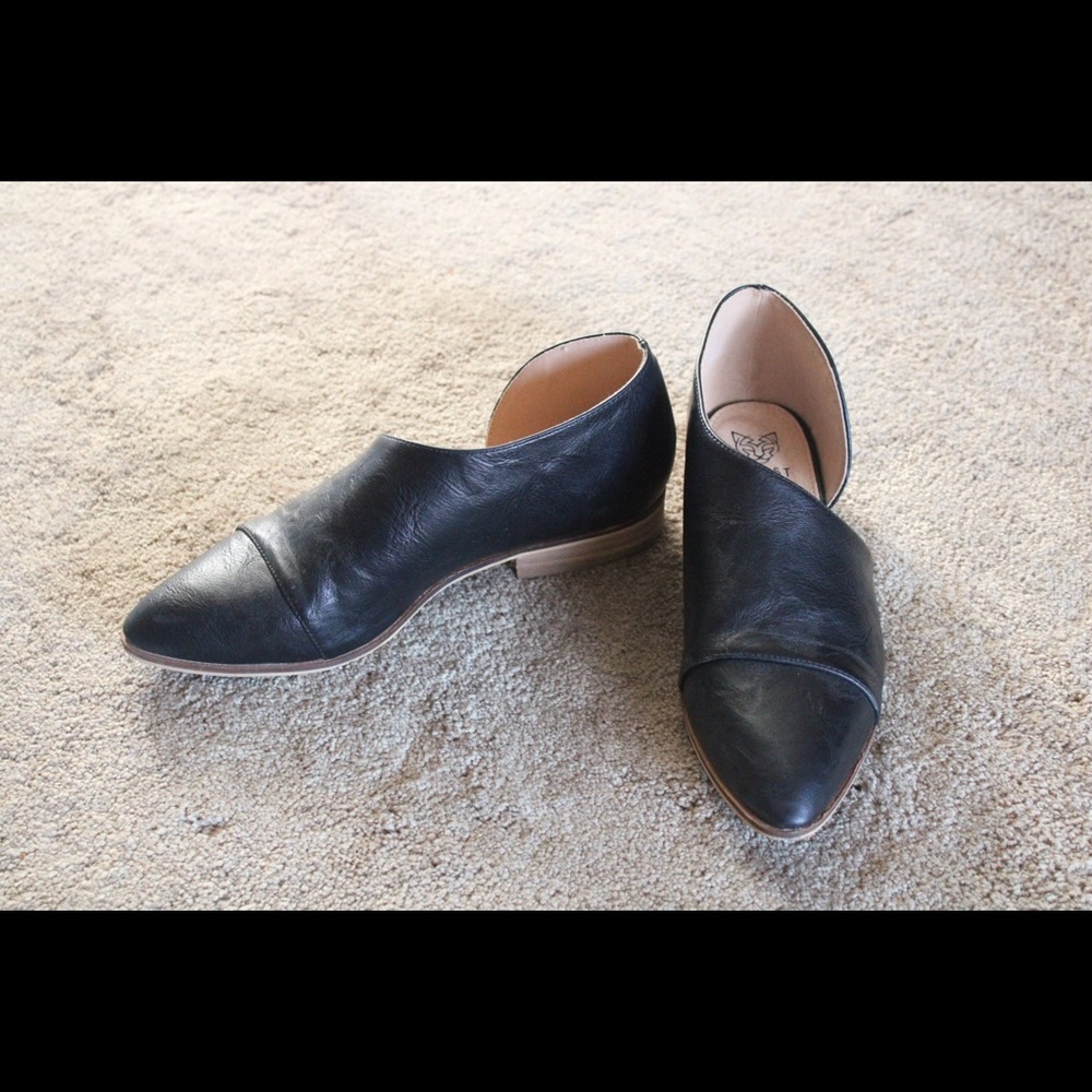 Womens Beast Fashion Slip On Pointy Cap Toe Shoe